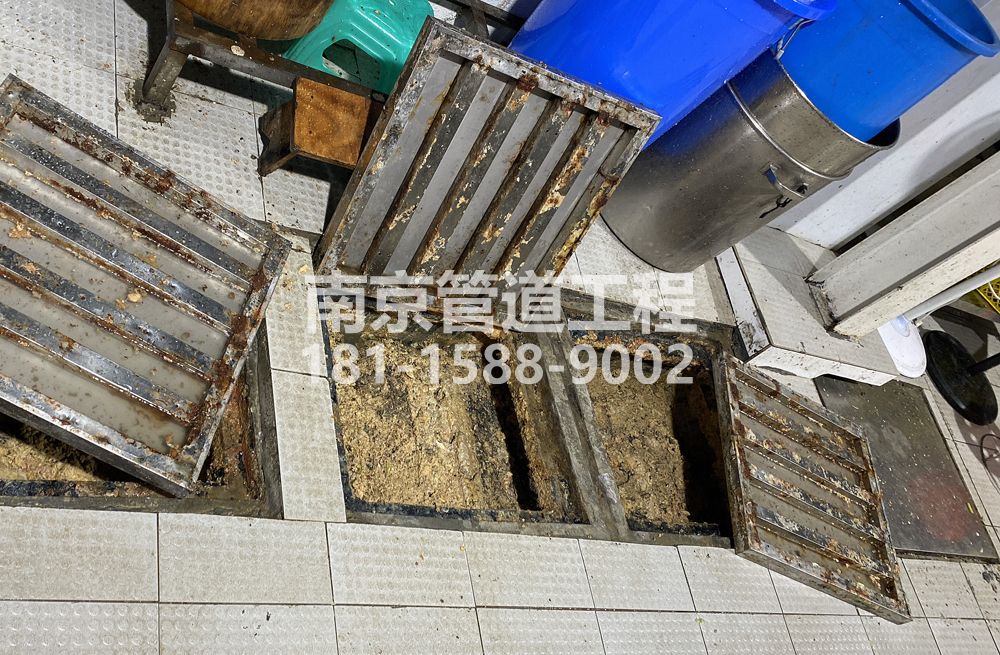 278钱塘城管中队食堂隔油池清理